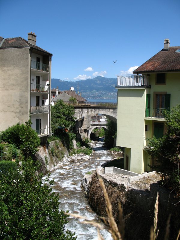 Der Bach La Morge bildet die natrliche Grenze zwischen der Schweiz und Frankreich und teilt somit die Ortschaft St.Gingolph in einen franzsischen Teil(links) und einen schweizerischen Teil (rechts).
(Juli 2008) 