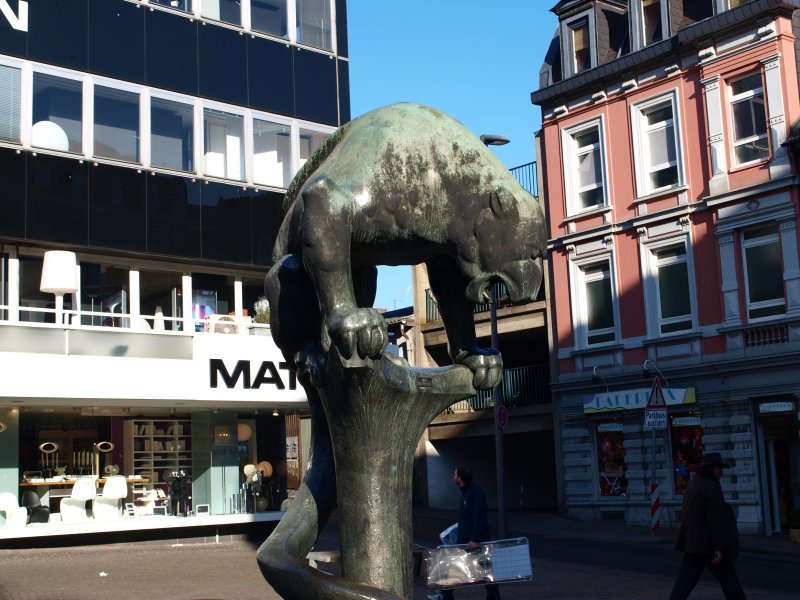 Der Bahkauv (Bachkalb) Brunnen am Bchel in Aachen. Das Bahkauv war ein Untier das in einem Brunnen lebte, in dem die Waschfrauen tagsber (wenn das Bahkauv schlafen wollte) ihre Wsche reinigten. Das Bahkauv rgerte sich darber, und erschreckte deshalb die nachts aus den Kneipen nach hause eilenden Aachener. Ein schner Brunnen mit einer schnen Geschichte.