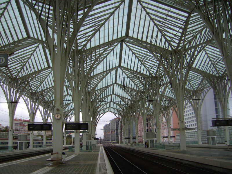Der Bahnhof Estacao do Oriente in Lissabon mit seiner besonderen Dachkonstruktion wurde zur Expo 1998 eroeffnet. (Aufnhme 19.06.08)