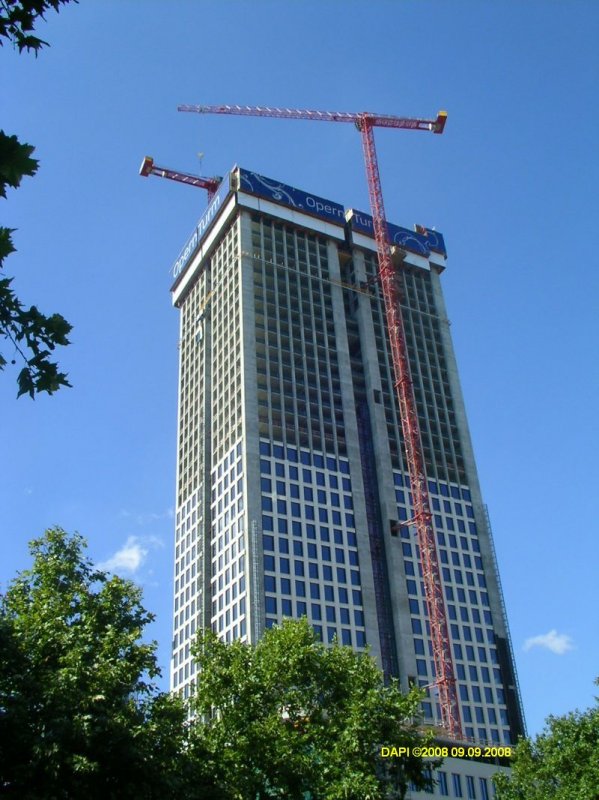 Der im Bau befindliche Opernturm am 09.09.08. Der Rohbau ist mittlerweile 150 Meter hoch. 18 Meter fehlen noch bis zur endgltigen Hhe.