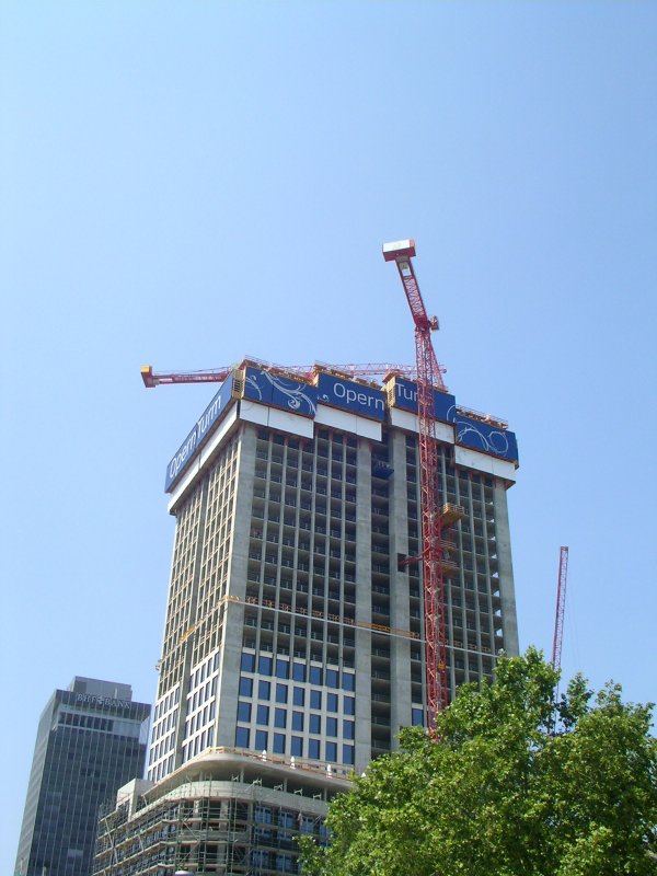 Der im Bau befindliche Opernturm am 24.06.08. Die Arbeiten sind schon sehr weit fortgeschritten.