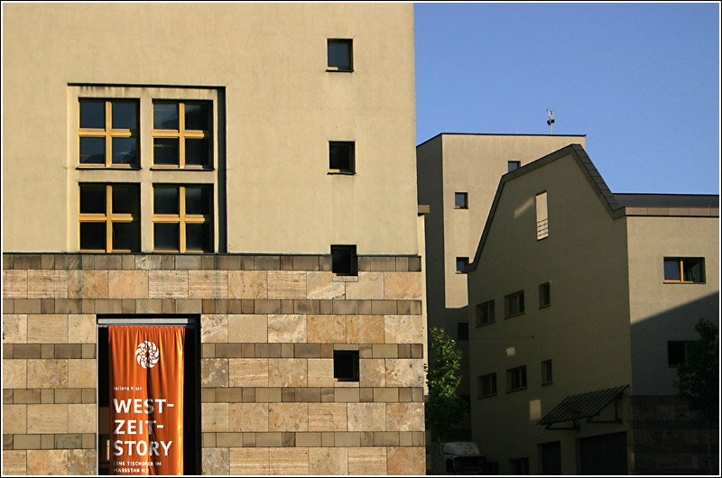 Der Bauteil links im Vordergrund gehrt zum Kammertheater, welches zusammen mit der Neuen Staatsgalerie 1984 entstand. Das Gebude links gehrt zum Haus der Geschichte, dahinter ist noch ein Teil der Musikhochschule zu sehen. 26.10.2006 (Matthias)