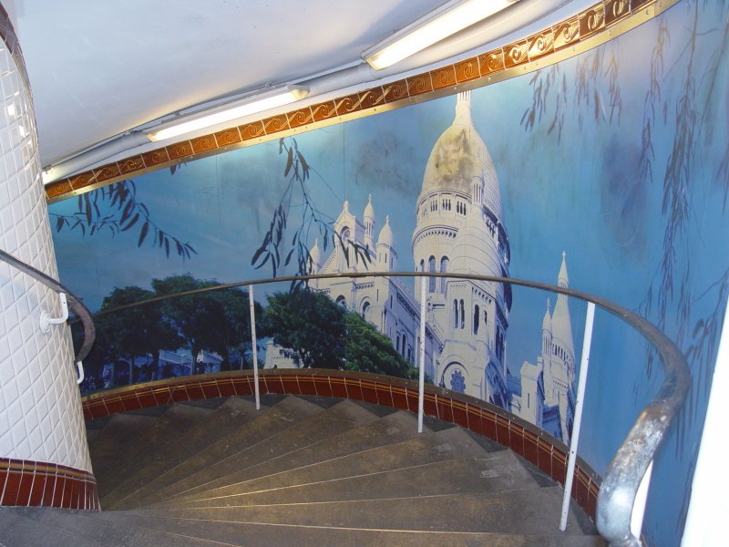 Der bemalte Treppenabgang in der Metrostation Abbesses