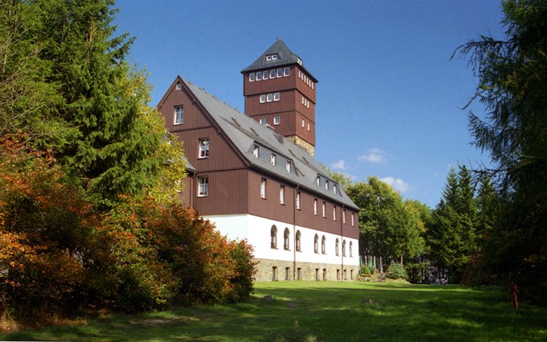 Der Berggasthof mit Aussichtssturm auf dem Brenstein; Oktober 2004.