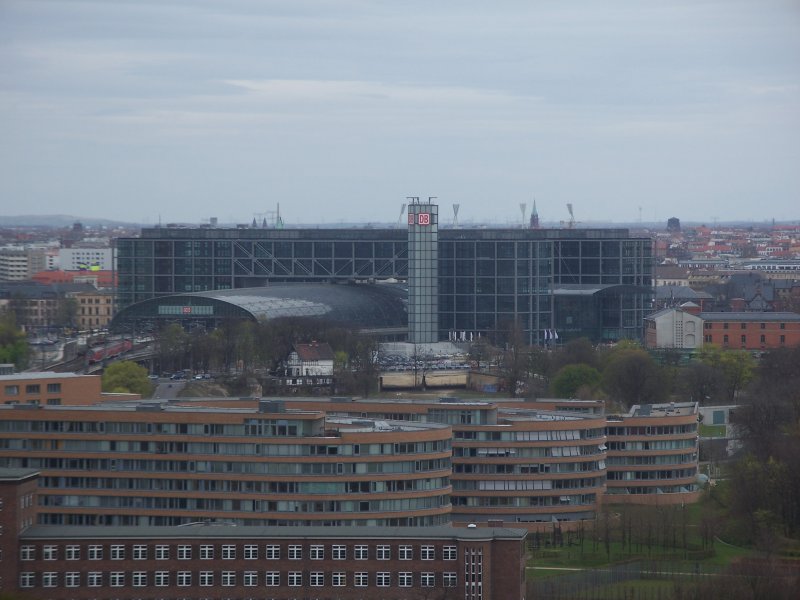 Der Berliner Hauptbahnhof von der Siegessule aus gesehen.