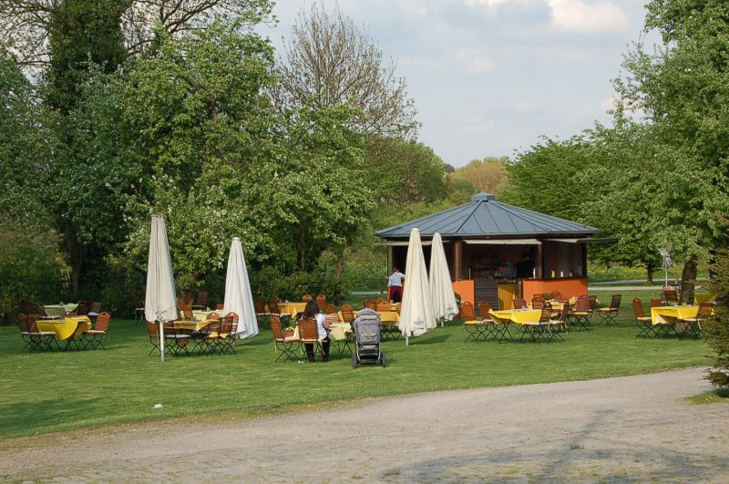 Der Biergarten des Hauses Herbede liegt nahe der Ruhr und ist gut mit dem Fahrrad zu erreichen.