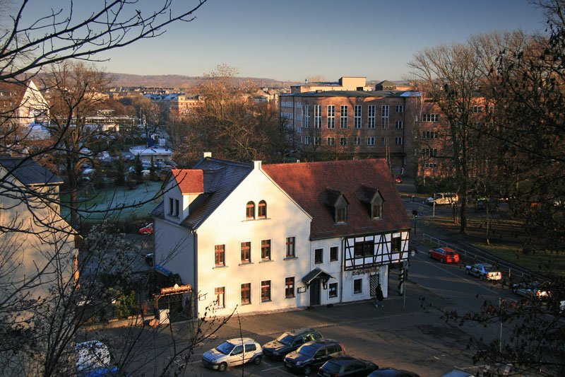 Der Blick geht vom Chemnitzer Schlossberg ber die Gaststtte Schlossdestille zum markanten roten Gebude der Chemnitzer Poliklinik; Aufnahme vom 27.12.06. 