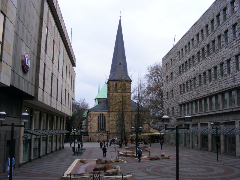 Der Blick vom Kennedyplatz in Essen zur Kettwiger Strae mit der Kirche am Burgplatz - 22. April 2008.