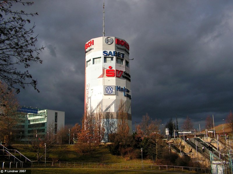 Der Boschturm, ein ehemaliger Hochbunker, auf dem Stuttgarter Pragsattel. Diese Aufnahme habe ich am 8 Dez 07 mittags gemacht.
Die schwarze Wolke ist zum Glck vorbei gezogen, hat mir allerdings einen tollen Hindergrund beschert.