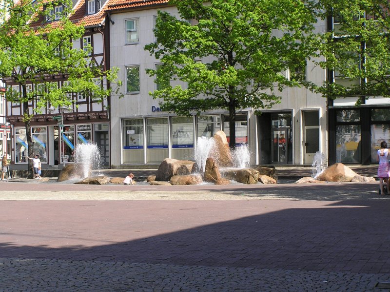 Der Brunnen auf dem Kornmarkt in Osterode am Harz. Dass der Brunnen im Betrieb ist, ist leider nicht oft. 