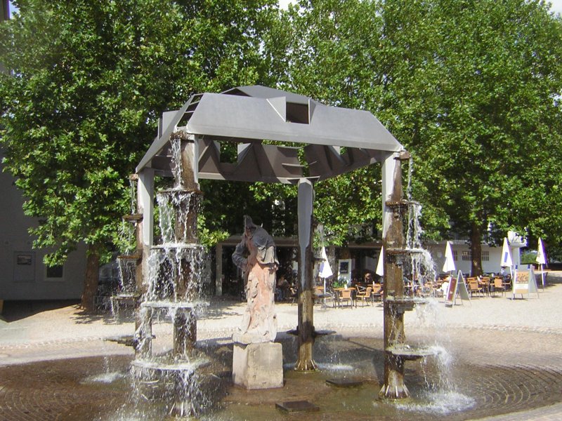 Der Brunnen ist auf dem Schloplatz in Saarbrcken zu sehen.