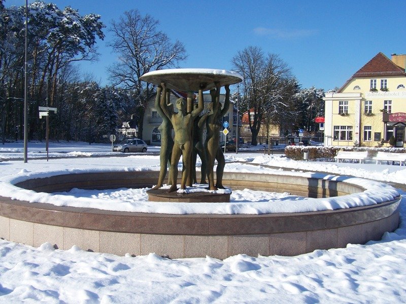 Der Brunnen von Bad Saarow auf den Bahnhofsplatz im Winter Aufgenommen am 17 Februar 09

