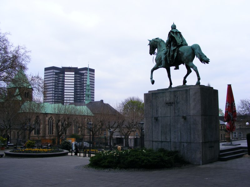 Der Burgplatz in Essen mit einem Wilhelm I.-Denkmal und dem Rathaus im Hintergrund am 22. April 2008.