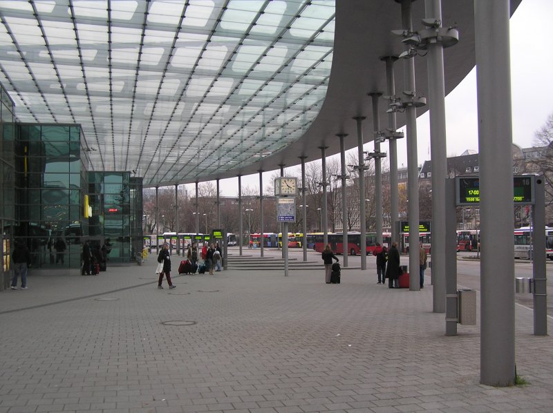 Der Busbahnhof am Hauptbahnhof in Hamburg
Aufnahme am 8.2.07