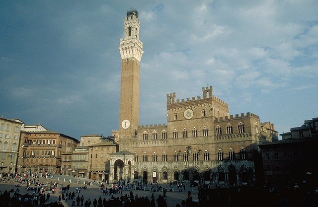 Der Campo in Siena, wohl einer der bekanntsten Plätze Italiens. Ostern 1996.