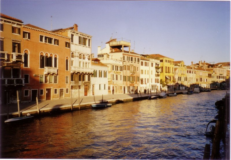 Der Canale di Cannareggio im gleichnamigen Stadtteil, ist einer der wenigen Kanle die von Linienschiffen (Vaporetti) befahren werden knnen. Im Oktober 2007.