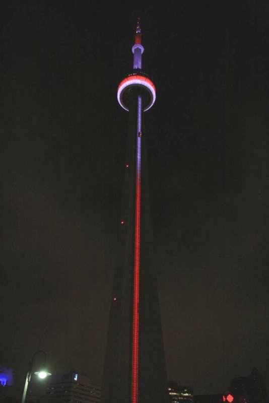 Der CN Tower mit nchtlichem Lichtspiel; 24.01.2009