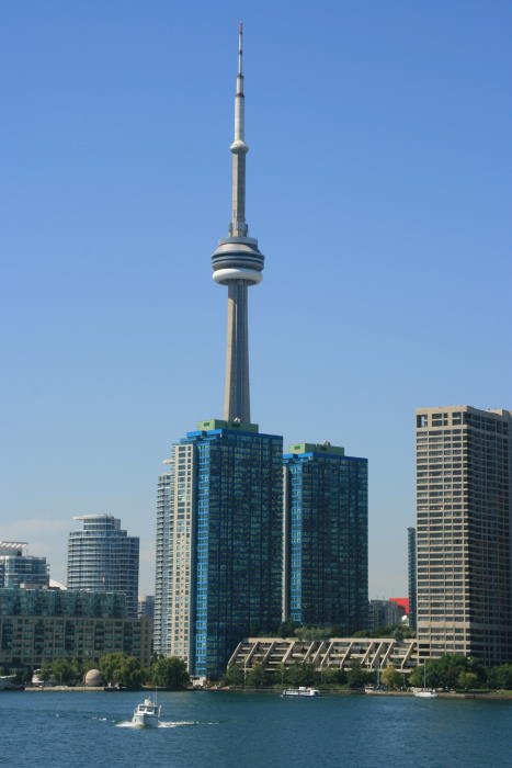 Der CN Tower versteckt sich hinter ein paar Hochhusern; 02.09.2008