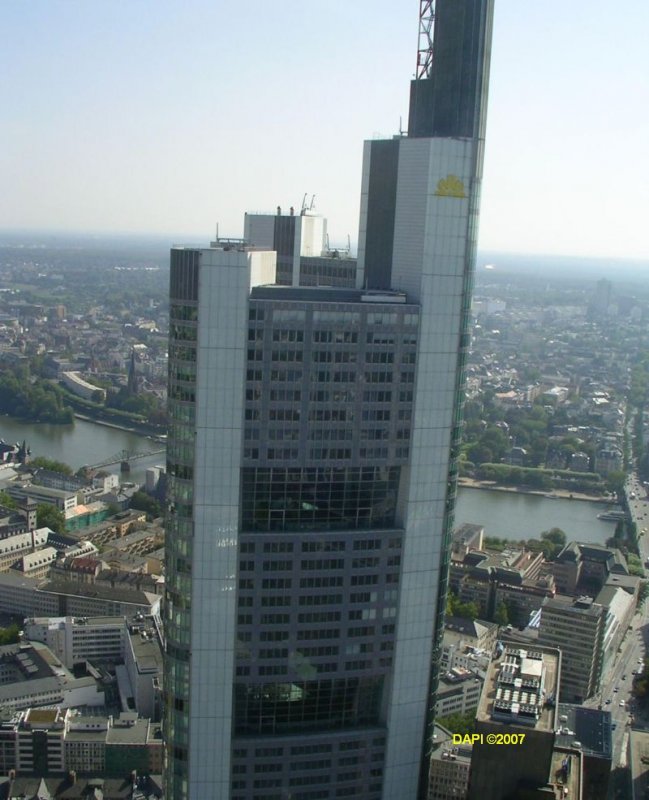 Der Commerzbank-Tower vom der Aussichtsplattform des Main Towers aus gesehen. 