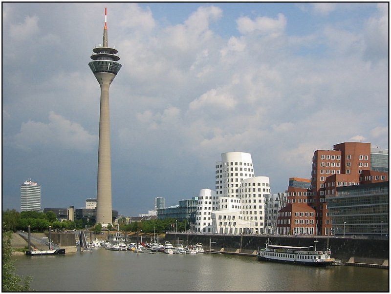 Der Dsseldorfer Medienhafen mit Rheinturm, Yachthafen und Gehry-Bauten. Diese Aufnahme stammt vom 06.08.2006 und wurde von der Fugngerbrcke zwischen der Strae „Am Handelshafen“ und der Spitze der Speditionstrae aus gemacht. 
