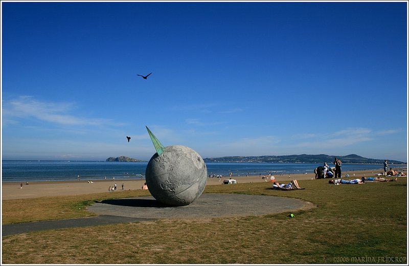 Der  Eccentric Orbit  - Blick ber den Strand bei Portmarnock auf Howth, Irland Co. Fingal (in der Nhe von Dublin).