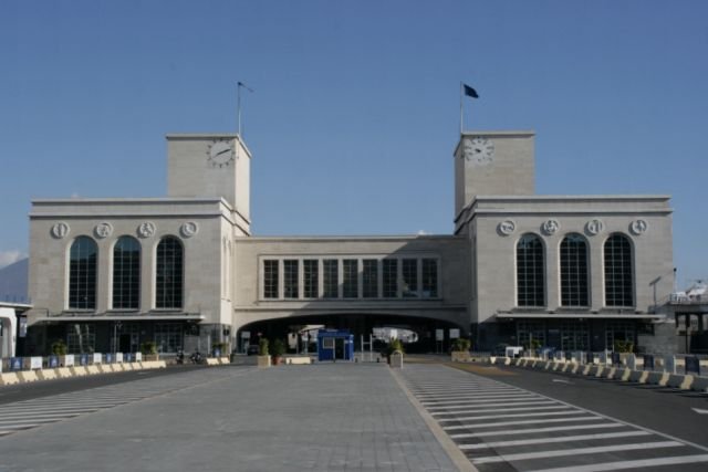 Der ehemalige Bahnhof Napoli-Marittima war eine sehr praktische Sache. Mit dem Zug reiste man gleich bis zu den Fhren nach Palermo, Cgliari, Tunis, Olbia, Malta, Ischia oder Capri und konnte praktisch vom Zug auf das Schiff umsteigen. Die Kombination Eisenbahn-Schiff kommt aber immer mehr aus der Mode und die Bahnanlagen mssen der modernen Autoverladung weichen; 16.02.2008