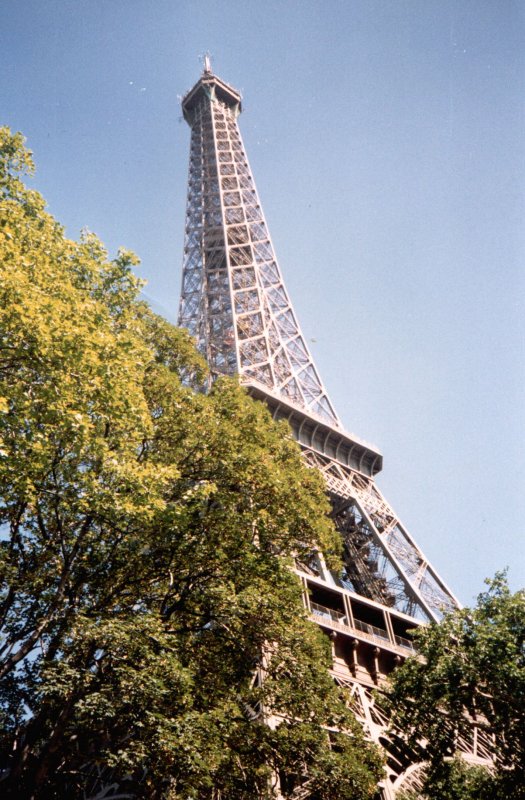 Der Eiffelturm
Gewicht etwa 10000 t 
Nieten 2,5 Millionen 
Hhe 320 m, schwankt um einige Zentimeter vom Sommer zum Winter 
Sichtweite bei klarem Wetter 70 km 
Oberste Plattform befindet sich 290 m Hhe 
Stufen bis zur Spitze 1710 
Erbaut 1889 von Gustave Eiffel 

