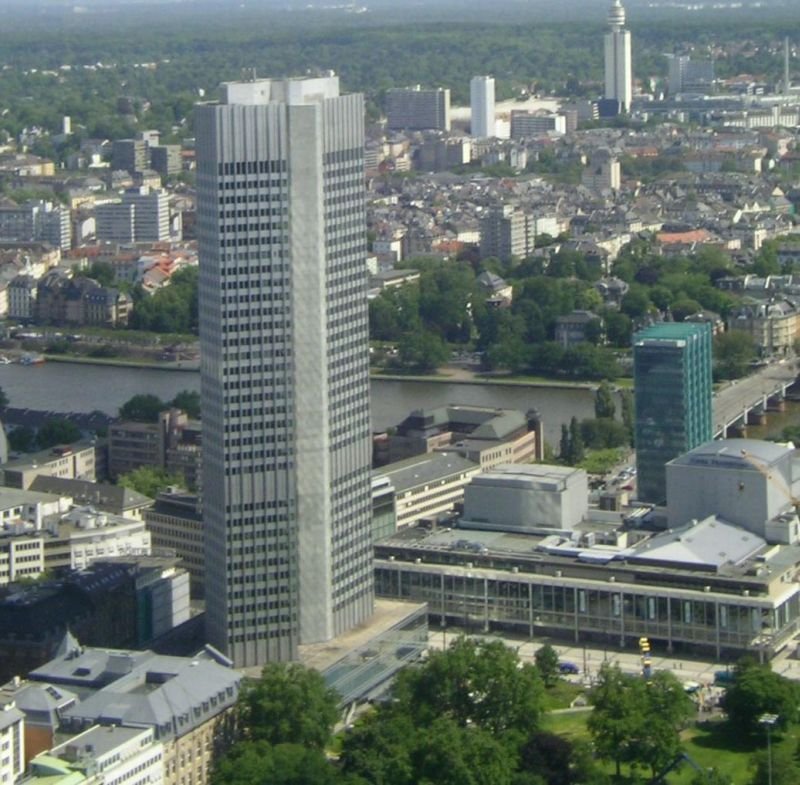 Der Eurotower von der Aussichtsplattform des Trianon fotographiert.