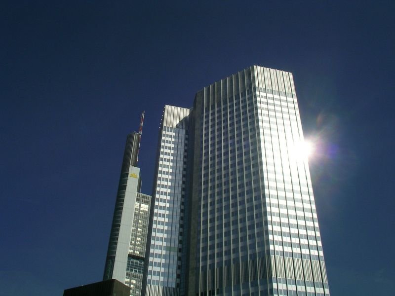 Der EuroTower, dahinter der Commerzbank Tower. 