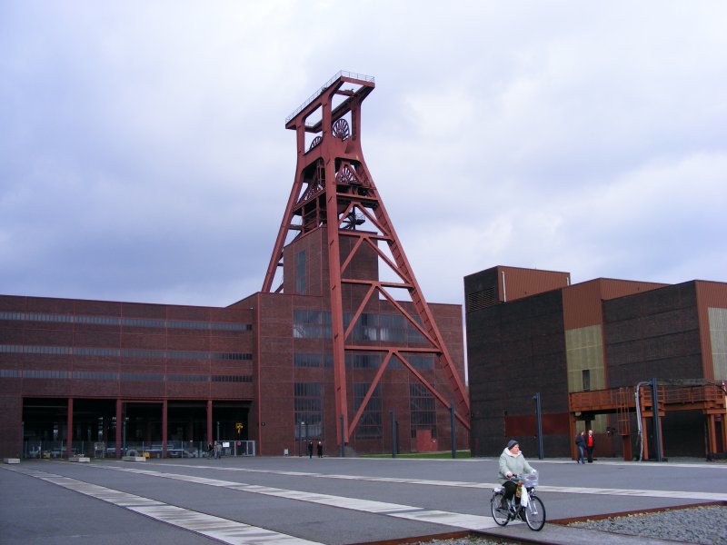 Der Frderturm ber Schacht 12 der Zeche Zollverein in Essen-Katernberg.