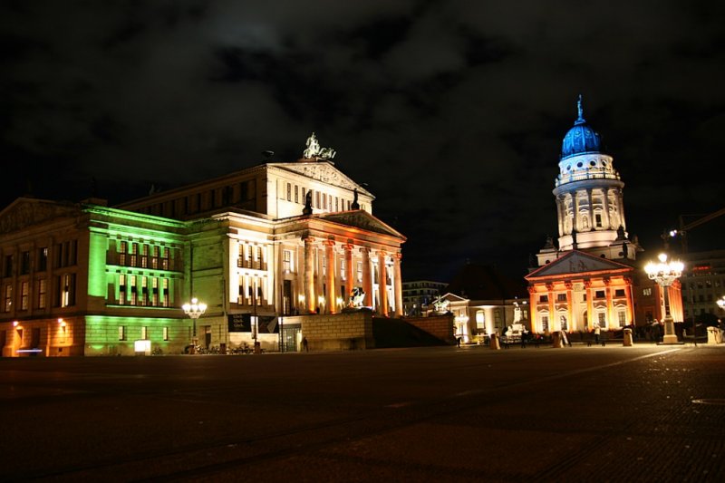 Der Gendarmenmarkt in Berlin wurde wirkungsvoll angestrahlt. Der franz. Dom rechts in blau/tor/weiss und der deutsche Dom (nicht im Bild) in rot/gelb. 