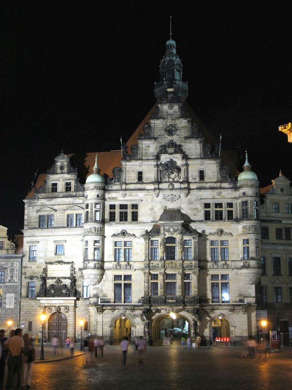 Der Georgenbau (auch Georgentor genannt)  befindet sich am Schlossplatz zwischen dem Residenzschloss und dem Stallhof gelegen. Bis 1918 diente es dem letzten schsischen Knig als Wohnsitz. Nach der Zerstrung durch anglo-amerikanische Bomben am 13. Februar 1945 prsentiert es sich jetzt in dem vernderten Wiederaufbau aus den 1960er Jahren; Dresden, Nachtaufnahme vom 29.Juli 2006
