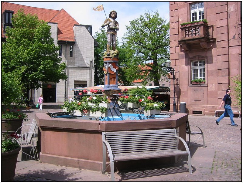 Der Georgsbrunnen auf dem Marktplatz von Ettlingen, aufgenommen am 15.05.2006. Die Figur zeigt den heilige Georg, der seit den Kreuzzgen verehrt wird und im sddeutschen hufig als Schtzer der Markt- und Stadtrechte auftritt.