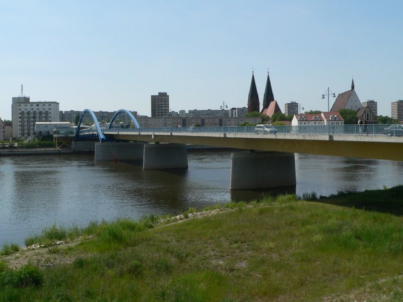 Der gesamte Straenverkehr zwischen Frankfurt (Oder) und Słubice konzentriert sich auf dieser engen Grenzbrcke. 1.6.2008