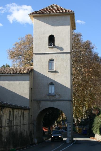 Der Glockenturm der Kirche San Modestino im Stadteil Mercogliano. Der moderne Bau entstand nach dem verherenden Erdbeben von 1980.