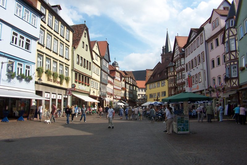 Der grozgig angelegte Marktplatz von Wertheim