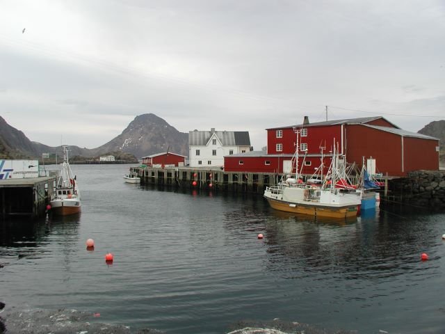 Der Hafen von Sund. Sund liegt auch auf der Insel Moskenesya.