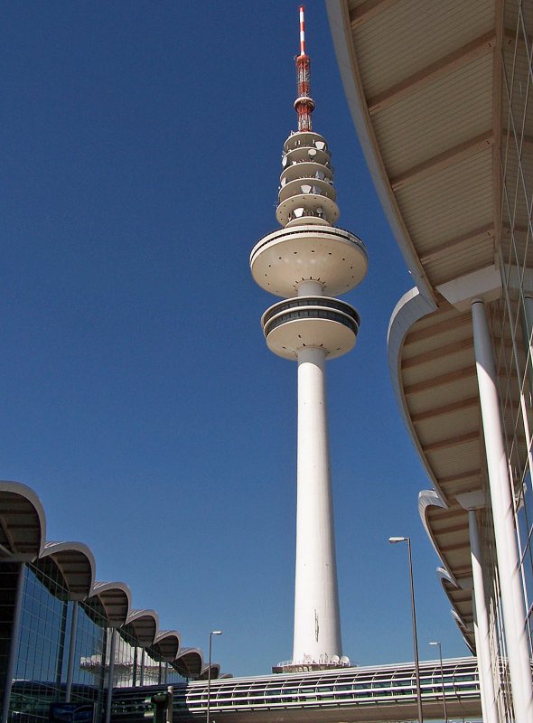 Der Hamburger Fernsehturm ist 279 m hoch. Die offizielle Erffnung war am 1. Mai 1968. Er befindet sich direkt am Messegelnde. Fr Besucher ist er leider gesperrt.