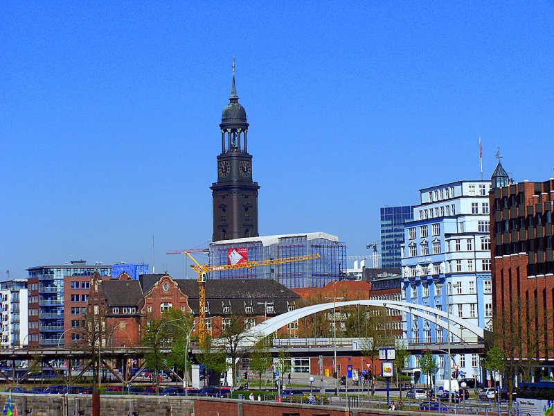 Der Hamburger Michel als groes Wahrzeichen Hamburgs und im Vordergrund ein paar Wohngebiete und eine von vielen Brcken.