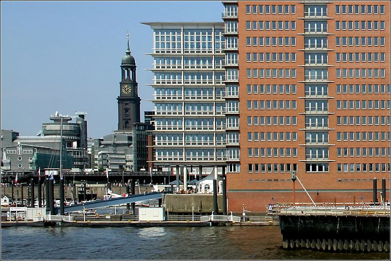 Der Hamburger Michel und die neue Brobebauung am Sandtorhft. 15.7.2007 (Matthias)