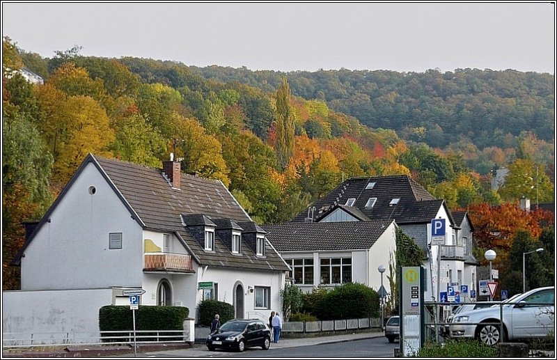 Der herbstliche Wald bietet eine schne Kulisse fr die Huser in der Klner Strasse in Bad Mnstereifel. 11.10.08 (Jeanny)