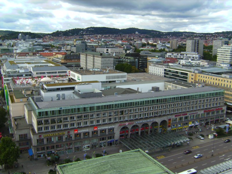 Der Hindenburgbau liegt genau gegenber des Stuttgarter Hauptbahnhofs (Haupteingang) und grenzt an den Eingang zur Unteren Knigstrae. Bezglich der Fassade des Gebudes hat sich in 100 Jahren kaum etwas verndert.