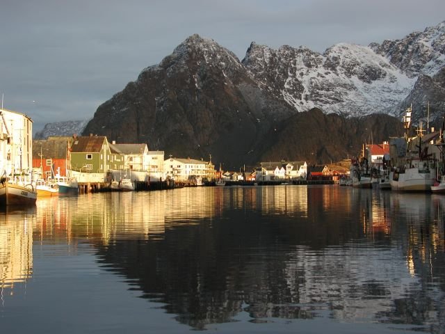 Der im Hintergrund liegende Berg ist der 942 m aus dem Meer ragende Vgakallen, der Trollknig der Lofoten.