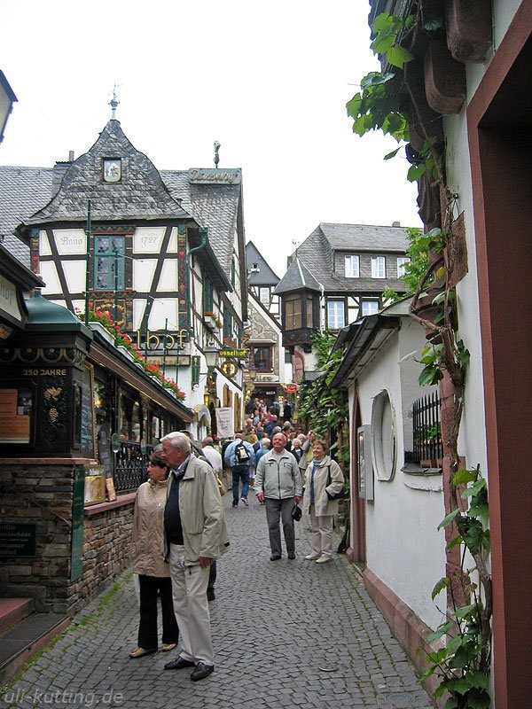 Der Inbegriff deutscher Weinseeligkeit: die Drosselgasse in Rdesheim. Hier mal ungewhnlich Japaner-frei. Mai 2006.