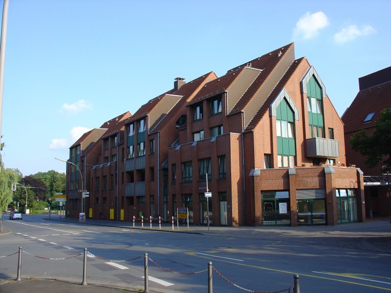 Der Innenstadtbereich des Stadtteils Rheda ist gekennzeichnet von umfangreichen Sanierungen, die heute das Stadtbild pregen. Dieser Gebudekomplex enstand Anfang um 1970 an der Gtersloher Strae. Vorher prgten die Gebude der stdtischen Feuerwehr, der ehemaligen Wschefabrik Weinberg, einer Fleischerei und von Kleingewerbetreibenden diesen Stadtbereich.