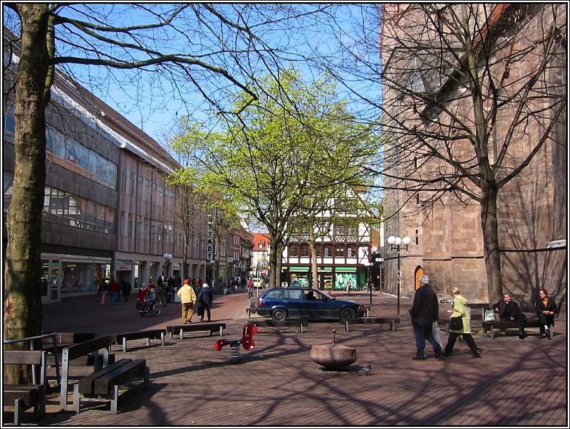 Der Johanniskirchplatz in Gttingen am 22.04.2006. Links im Bild verluft die Johannisstrae, in der meine Familie und ich lange Zeit gewohnt haben.