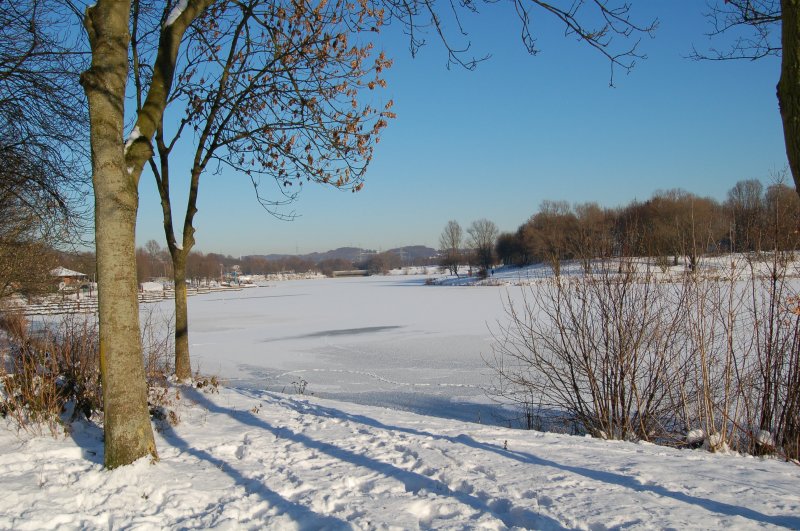 Der Kemnader See bei Witten. Wer kann sich noch erinnern, wann der See das letzte Mal zugefroren war?