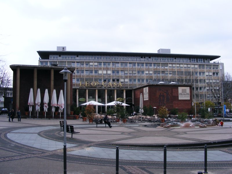 Der Kennedyplatz in Essen mit dem ehemaligen Amerikahaus am 22. April 2008.