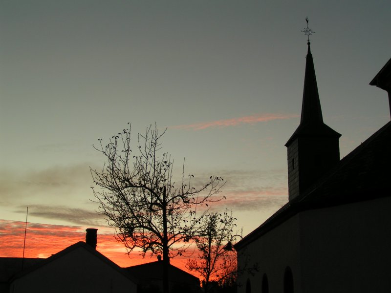 Der Kirchturm von Erpeldange (Luxemburg) in der Abenddämmerung des 28.11.07.