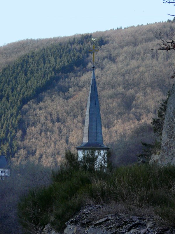 Der Kirchturm von Kautenbach von der Strasse nach Alscheid aus gesehen. 17.12.07